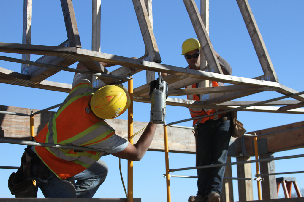 O trabalho em altura é um dos principais fatores de risco de acidentes de trabalho na construção. Por isso, é foco da NR 18